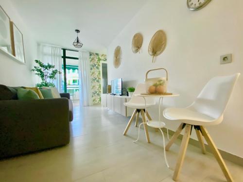 salon z kanapą, stołem i krzesłami w obiekcie Apartamento Las Olas • Playa del Inglés w mieście Playa del Ingles