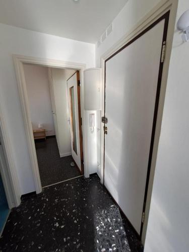 un corridoio vuoto con porta e specchio di Le Casasse Vico Delle Stelle a Varigotti