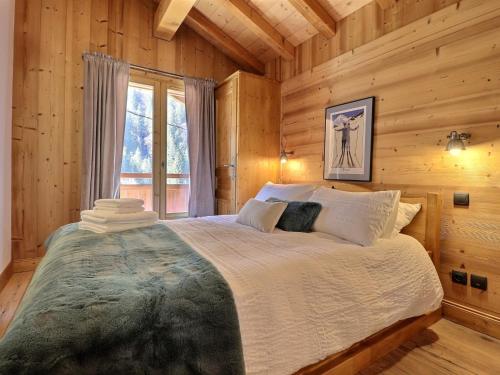 a bedroom with a bed in a log cabin at Chalet Morzine, 7 pièces, 8 personnes - FR-1-627-23 in Morzine