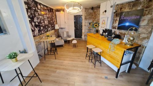 - un bar dans une salle avec des chaises et des tables dans l'établissement CAPSULES & Dormitory BH, à Jérusalem