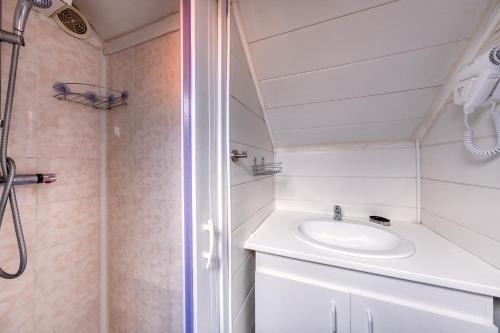 Koupelna v ubytování Logements ouvriers à la campagne