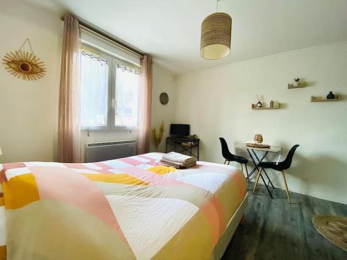 - une chambre avec un lit, une table et une fenêtre dans l'établissement Au Calme Confort & Proche Centre, au Mans