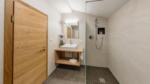 A bathroom at BIRKENHOF premium apart & suites