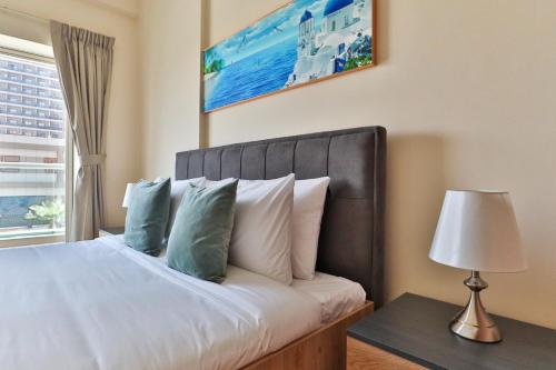 Postel nebo postele na pokoji v ubytování WelHome - Apt amidst golf courses, perfect for sports lovers