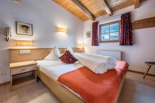 1 dormitorio con cama, escritorio y ventana en App Nest - Duregger, en Campo Tures