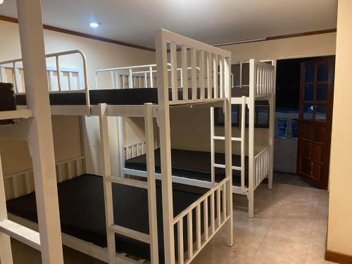 Zimmer mit mehreren Etagenbetten in einem Zimmer in der Unterkunft Nearthepark Backpack Hostel 3 in Chiang Mai
