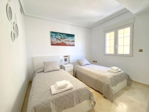 Voodi või voodid majutusasutuse LA CALETA - Cabo Roig - Apartamentos de Lujo toas