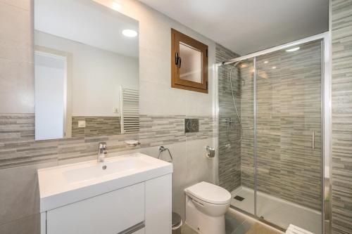 un bagno con wc, lavandino e doccia di Primavera a San Juan de los Terreros