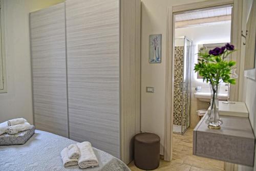 una camera con letto e un bagno con lavandino di La Gardenia a Noto Marina