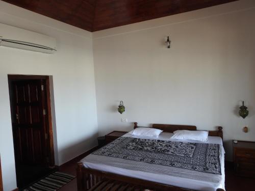Postel nebo postele na pokoji v ubytování Alleppey Beach Garden