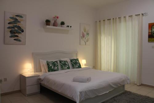 Postel nebo postele na pokoji v ubytování Bright, spacious and cozy studio apartment