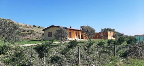 a house in the middle of a field at Villa Marci con piscina privata a Nulvi (SS) in Nulvi