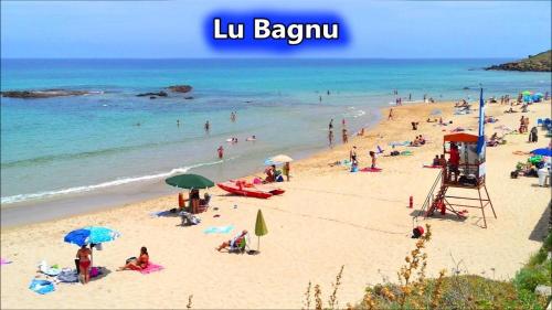 a group of people on a beach with the ocean at Villa Marci con piscina privata a Nulvi (SS) in Nulvi