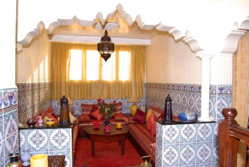 ein Wohnzimmer mit einem Sofa und einem Tisch in der Unterkunft Chez Peyo in Marrakesch