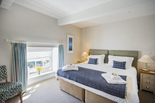 Un dormitorio con una cama grande y una ventana en Plume of Feathers, en Truro