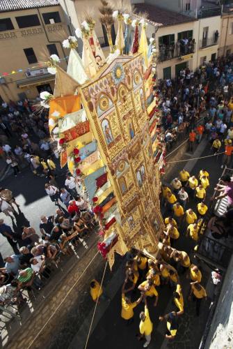 a crowd of people watching a parade with a float at Villa Marci con piscina privata a Nulvi (SS) in Nulvi