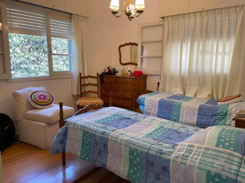 Ένα ή περισσότερα κρεβάτια σε δωμάτιο στο Alojamiento Chalet en Piriápolis.