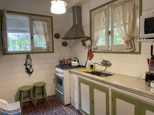 Η κουζίνα ή μικρή κουζίνα στο Alojamiento Chalet en Piriápolis.