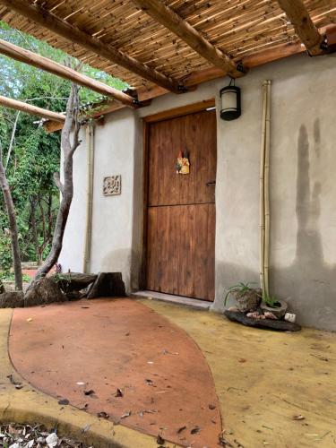 una gran puerta de madera en el lateral de una casa en Casa Oniria en Villa Las Rosas