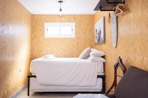 A bed or beds in a room at Las Latas del Almendro 1