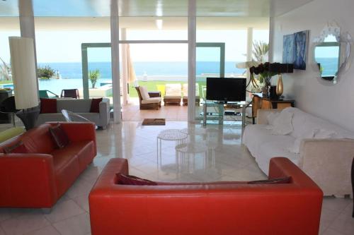 Breathtaking Villa with infinity pool over the sea