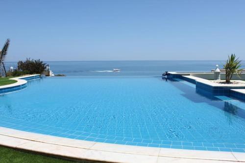 Breathtaking Villa with infinity pool over the sea