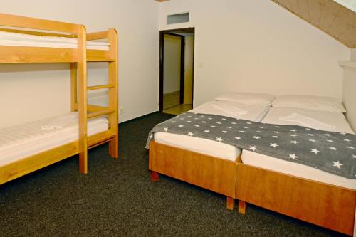 Poschodová posteľ alebo postele v izbe v ubytovaní Horská Chata Sabinka