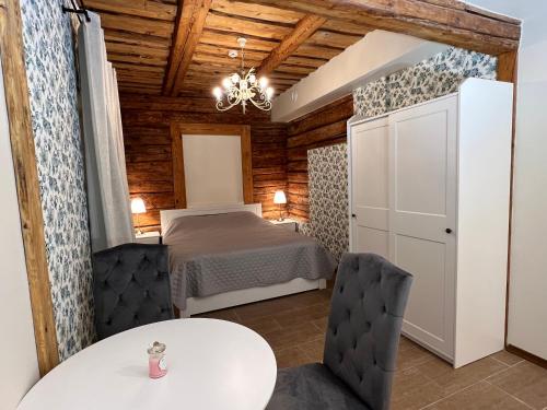 Zimmer mit einem Bett, einem Tisch und Stühlen in der Unterkunft Karlova Manor Apartments in Tartu