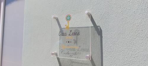 Casa Leoneに飾ってある許可証、賞状、看板またはその他の書類