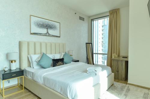 Postel nebo postele na pokoji v ubytování View of Canal & Burj Khalifa 1BR Large Premium Apt - Amna Tower Habtoor City