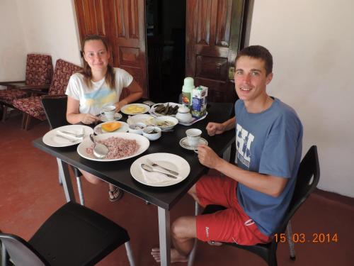 een man en een vrouw aan een tafel met eten bij Sun Vivanta Resort in Mirissa