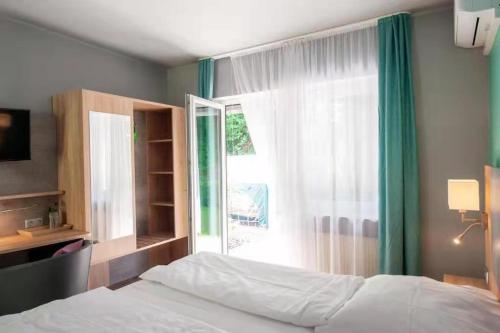Postel nebo postele na pokoji v ubytování Hotel Blüchertal Bacharach