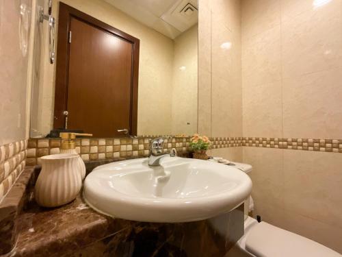 Koupelna v ubytování WelHome - Apt amidst golf courses, perfect for sports lovers