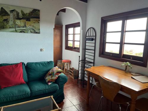 uma sala de estar com um sofá verde e uma mesa de madeira em Bodeguita - Finca Tabaiba by TOR em Icod de los Vinos