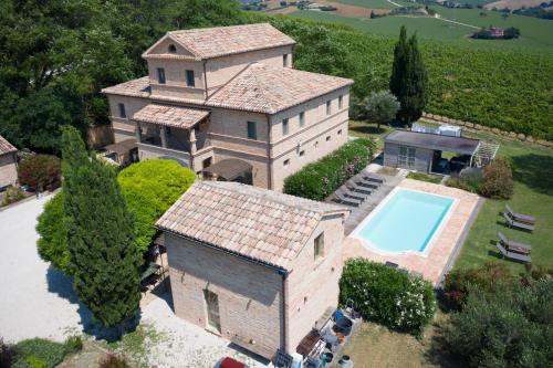 una vista aérea de una casa grande con piscina en La Vita Nuova Appartements - Appart B&B, en Morro dʼAlba