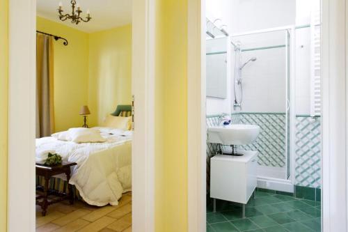 a bedroom with a bed and a sink and a shower at Agriturismo Potrero Grande in Campagnano di Roma