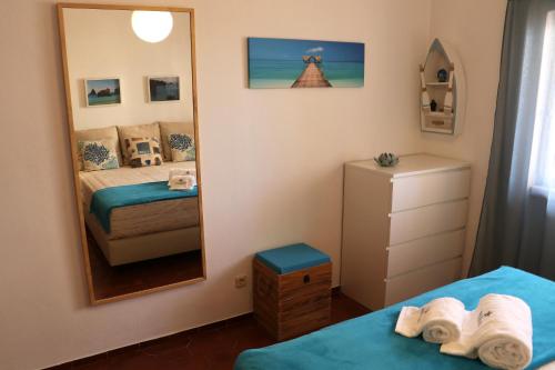 ラゴスにあるPrata Azulのベッドルーム1室(ベッド2台、鏡付)