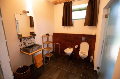 uma casa de banho com um WC e um lavatório em La Vita Nuova Appartements - Appart B&B em Morro dʼAlba