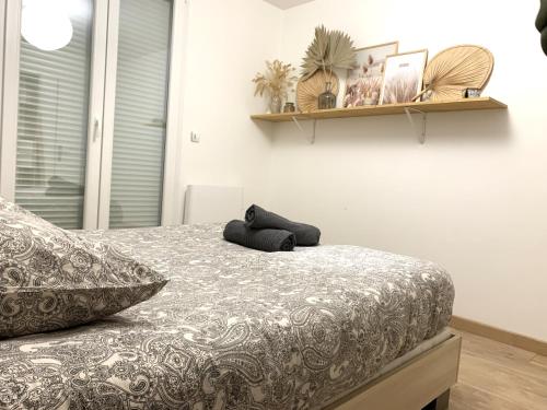 a bedroom with a bed with a pillow on it at Appartement tout confort avec terrasse in Reims