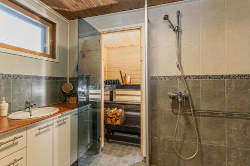 bagno con doccia e lavandino di Villa Struka a Pyhtaa