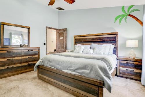 ein Schlafzimmer mit einem großen Bett und einem Spiegel in der Unterkunft Warm Welcomes on Woodcrest in Orlando