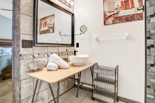 ein Bad mit einem Waschbecken und einem Spiegel in der Unterkunft Warm Welcomes on Woodcrest in Orlando