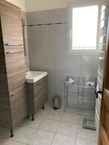 La salle de bains est pourvue d'un lavabo, d'une baignoire et d'une fenêtre. dans l'établissement Maison Chante Vigne, à Saint-Maximin-la-Sainte-Baume