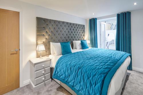 Un pat sau paturi într-o cameră la Host & Stay - Rest Assured