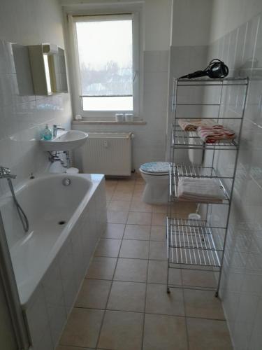 Koupelna v ubytování 2 Raum Wohnung im DG