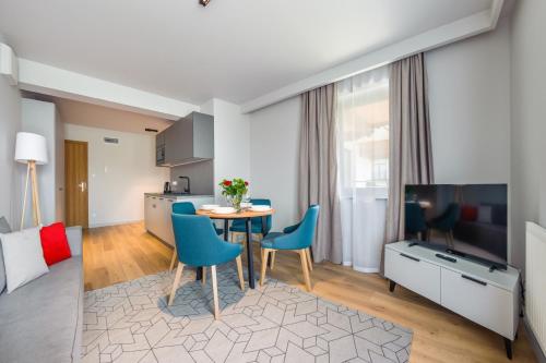 Televisyen dan/atau pusat hiburan di Resorts B Białka Tatrzańska z sauną, Sun & Snow