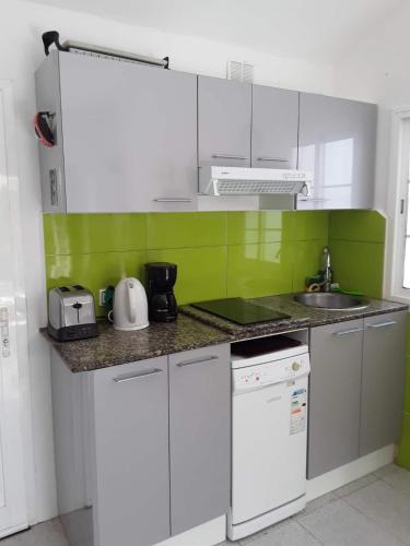 Très BEAU BUNGALOW,JARDIN TROPICAL, RENOVATION ETE 2020