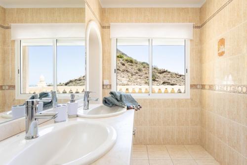 baño con 2 lavabos y ventana grande en Villa lussuosa a 1,5 chilometri da Costa Adeje, en Adeje