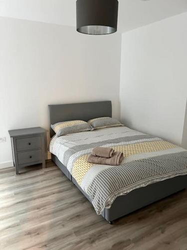 Säng eller sängar i ett rum på Lovely Super Luxury One Bed Apartment 216