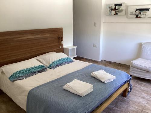 sypialnia z łóżkiem z dwoma ręcznikami w obiekcie Altillo w mieście Alta Gracia
